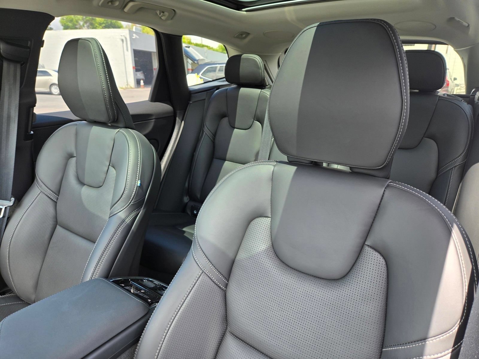 Used 2026 Volvo XC60 B5 Ultra w/ Climate Package AWD/4WD image 15
