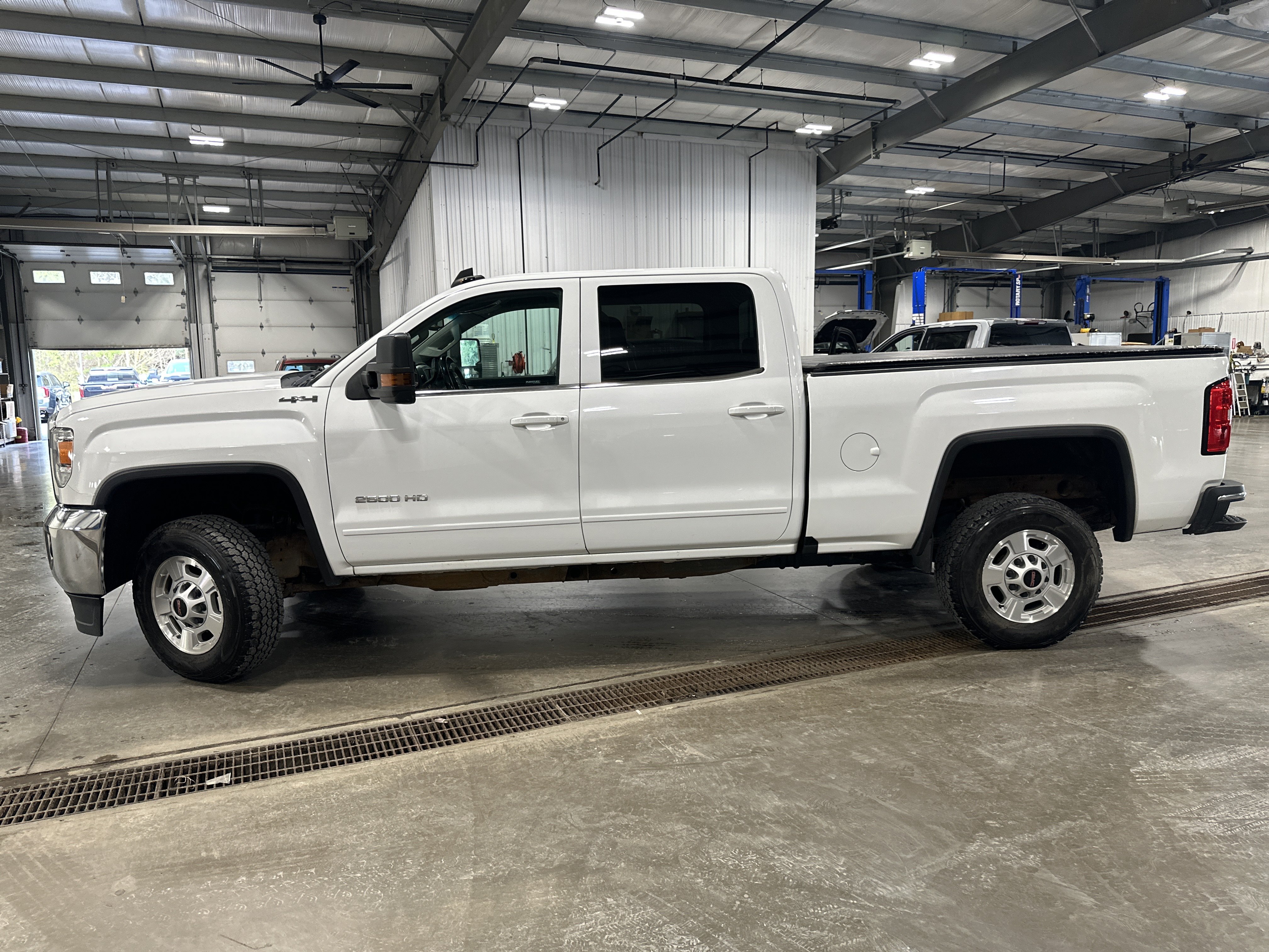 Used 2017 GMC Sierra 2500 SLE w/ HD SLE Preferred Plus Package AWD/4WD image 6