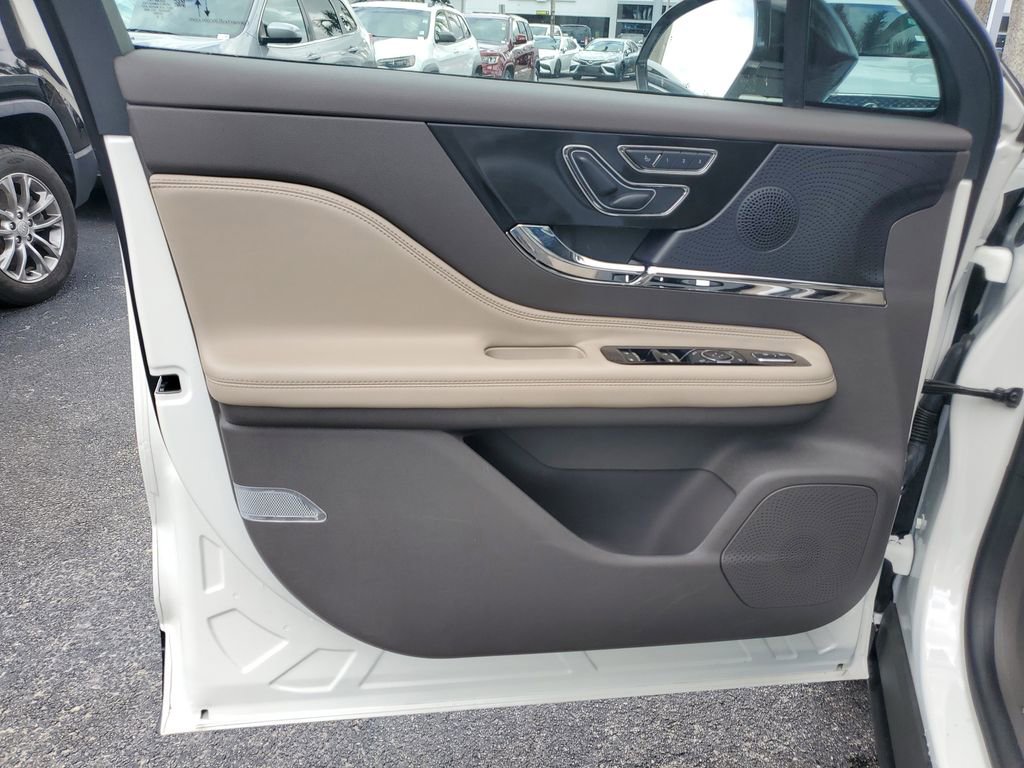 Used 2024 Lincoln Corsair Reserve image 12