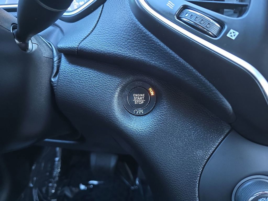 Used 2020 Jeep Cherokee Latitude Plus w/ Cold Weather Group image 18