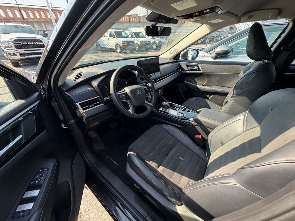 Used 2025 Mitsubishi Outlander SE AWD/4WD image 14