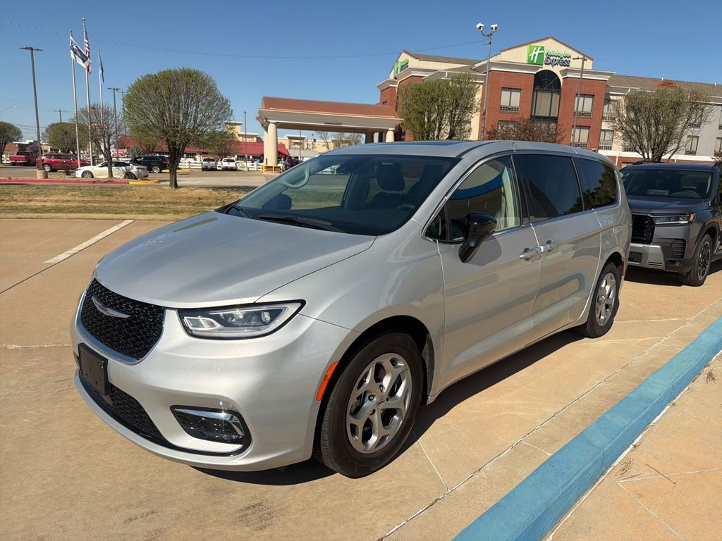 Used 2024 Chrysler Pacifica Limited image 4