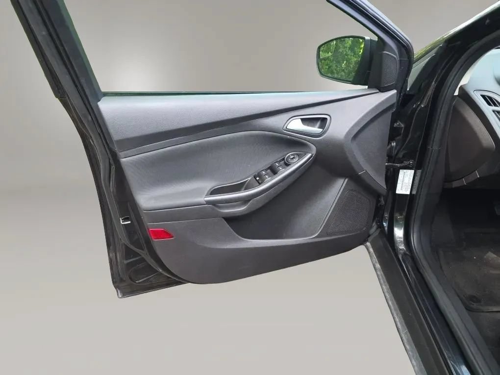 Used 2014 Ford Focus SE w/ SE Sport Package FWD image 34
