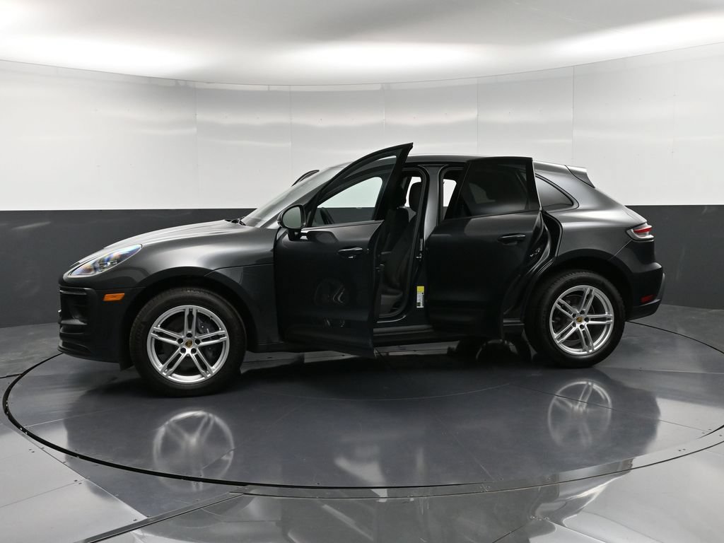 Certified 2025 Porsche Macan AWD/4WD image 37