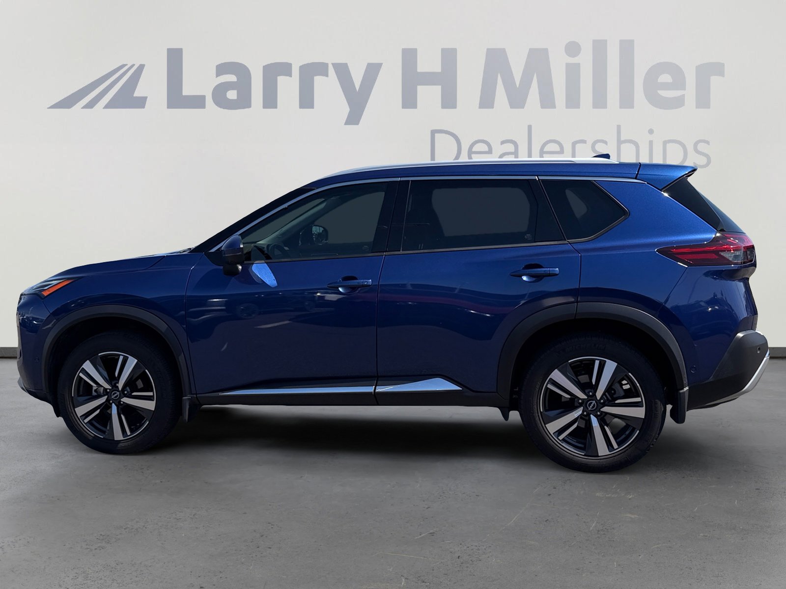 Used 2023 Nissan Rogue Platinum w/ Platinum Premium Package FWD image 2
