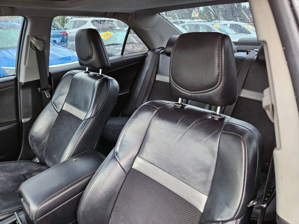 Used 2012 Toyota Camry SE w/ Leather Pkg FWD image 12