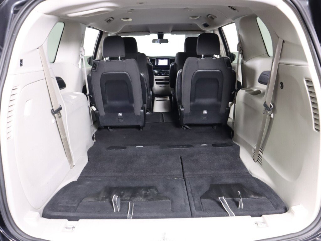 Used 2022 Chrysler Voyager LX image 35