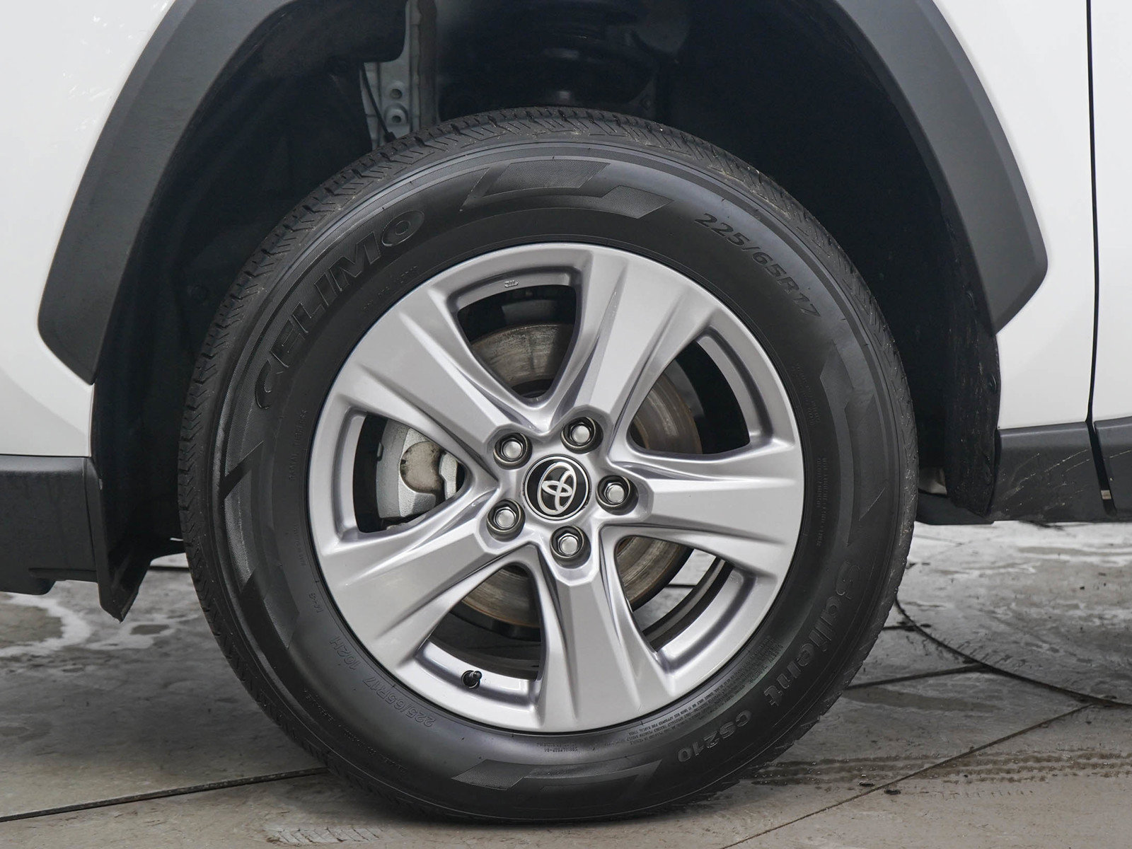 Used 2025 Toyota RAV4 LE AWD/4WD image 27