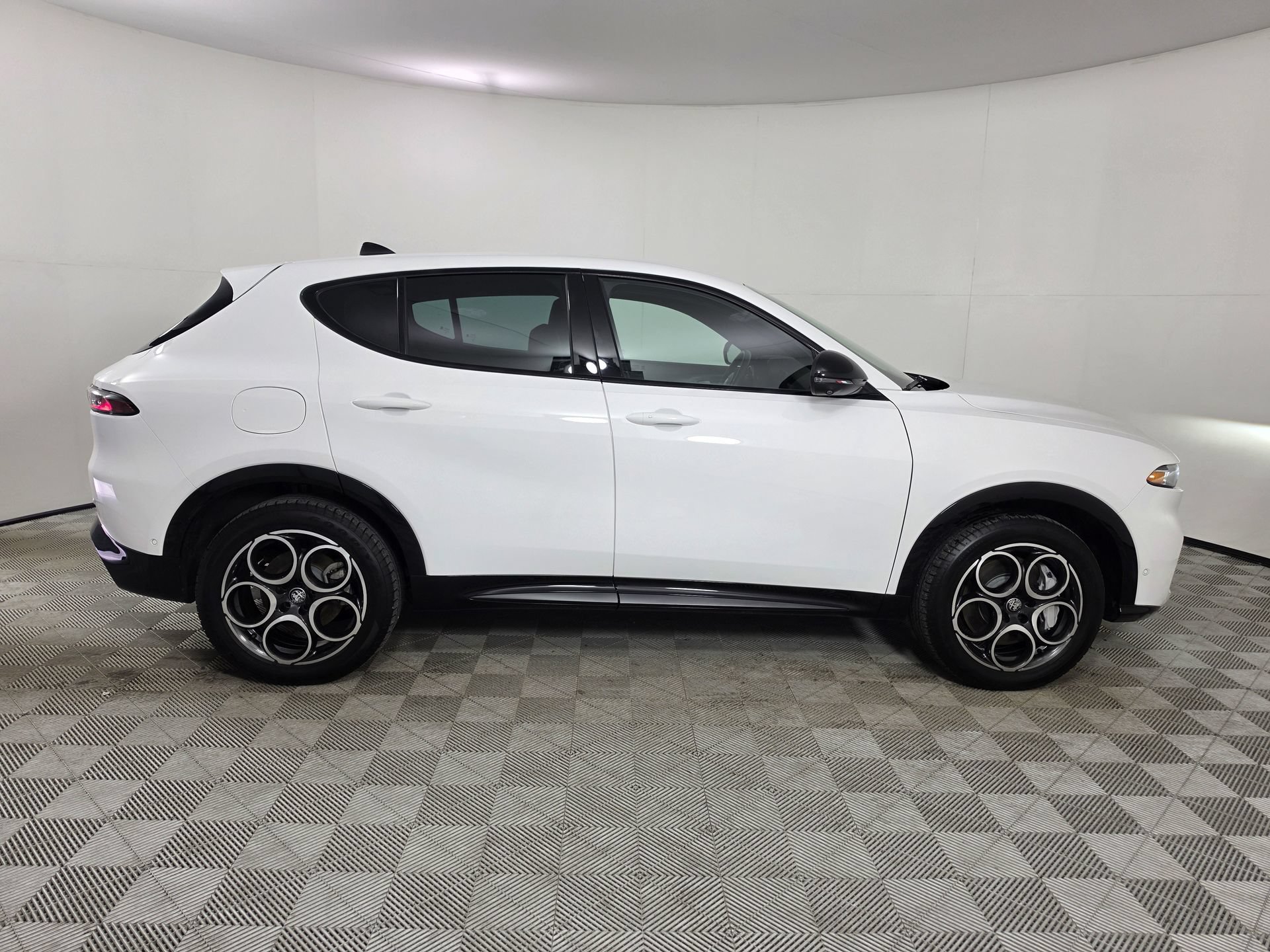 Used 2025 Alfa Romeo Tonale w/ Premium Package AWD/4WD image 8