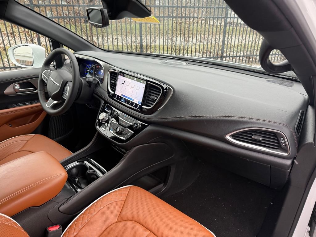 Used 2024 Chrysler Pacifica Pinnacle image 11