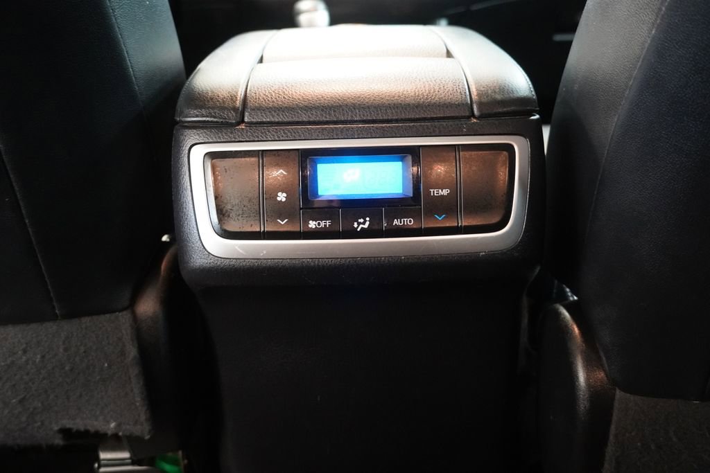 Used 2018 Toyota Highlander SE image 29