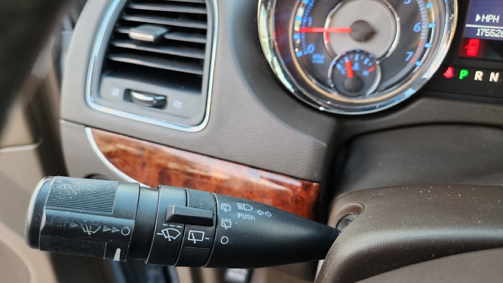 Used 2012 Chrysler Town & Country Touring-L w/ Entertainment Group #2 FWD image 16