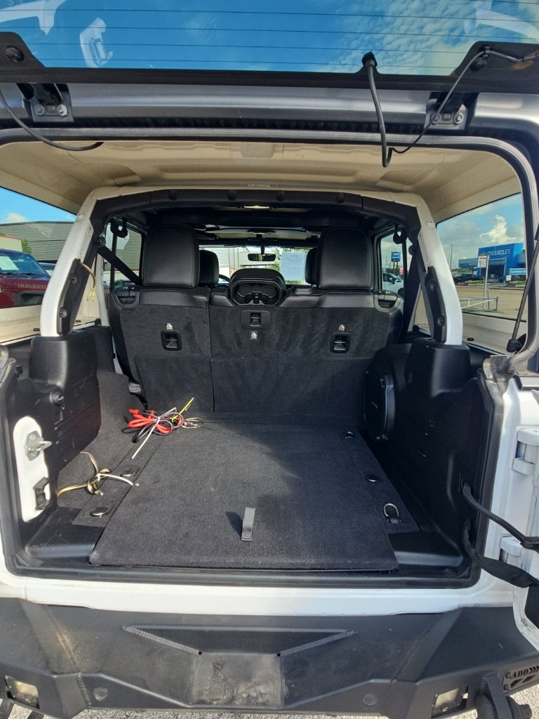 Used 2018 Jeep Wrangler Unlimited Sahara AWD/4WD image 27