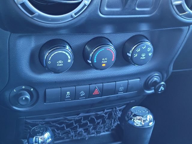 Used 2015 Jeep Wrangler Sahara w/ Connectivity Group AWD/4WD image 8