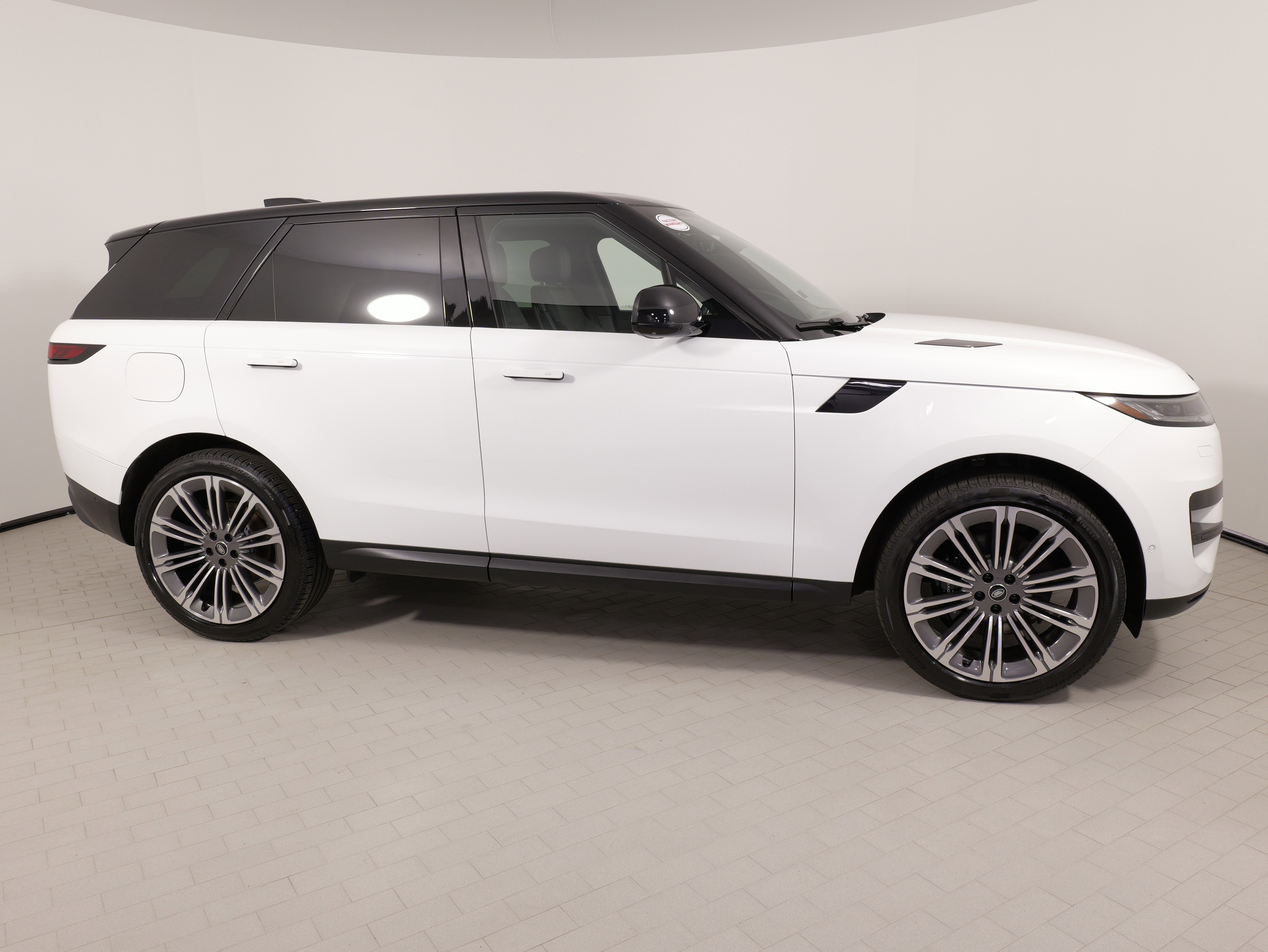 Used 2025 Land Rover Range Rover Sport SE image 8