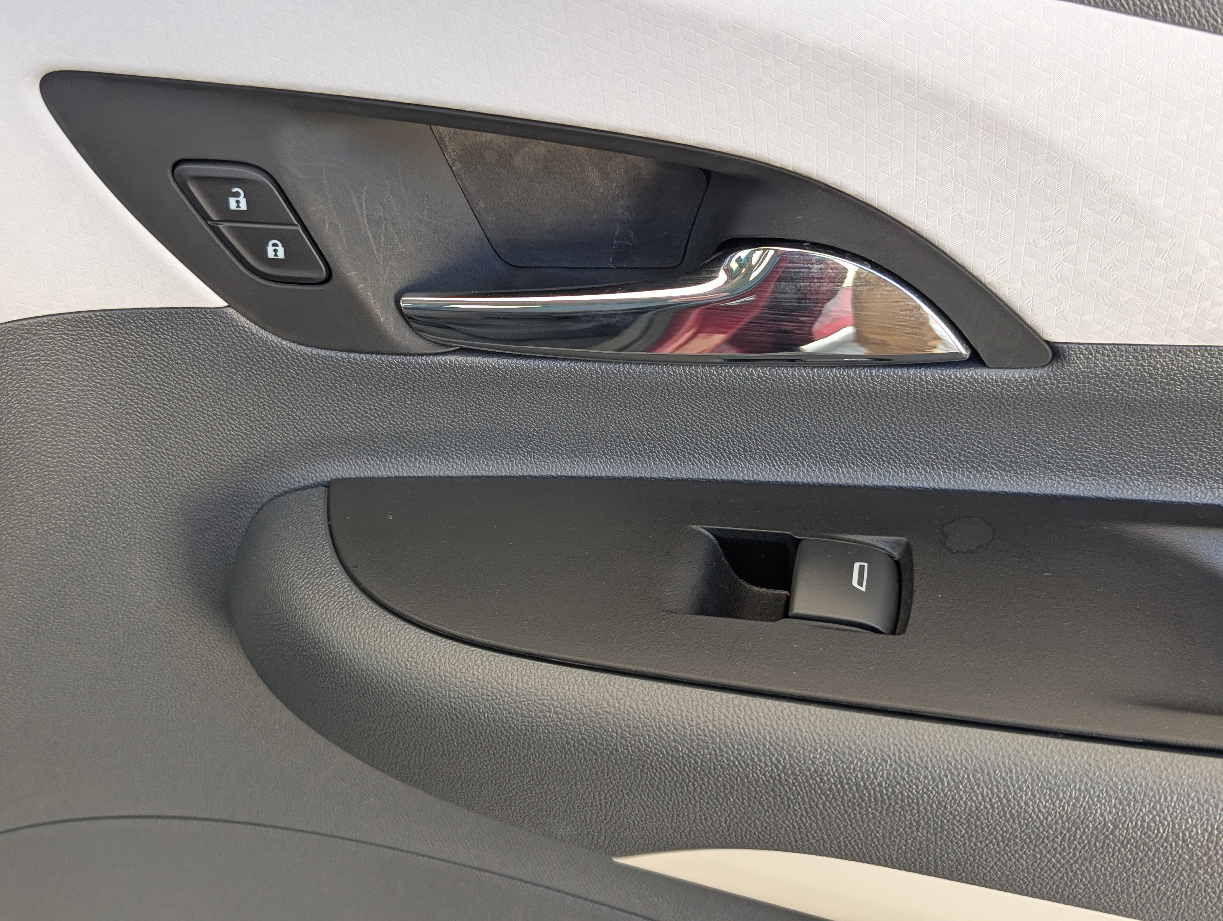 Used 2017 Chevrolet Bolt Premier w/ Driver Confidence II Package image 21