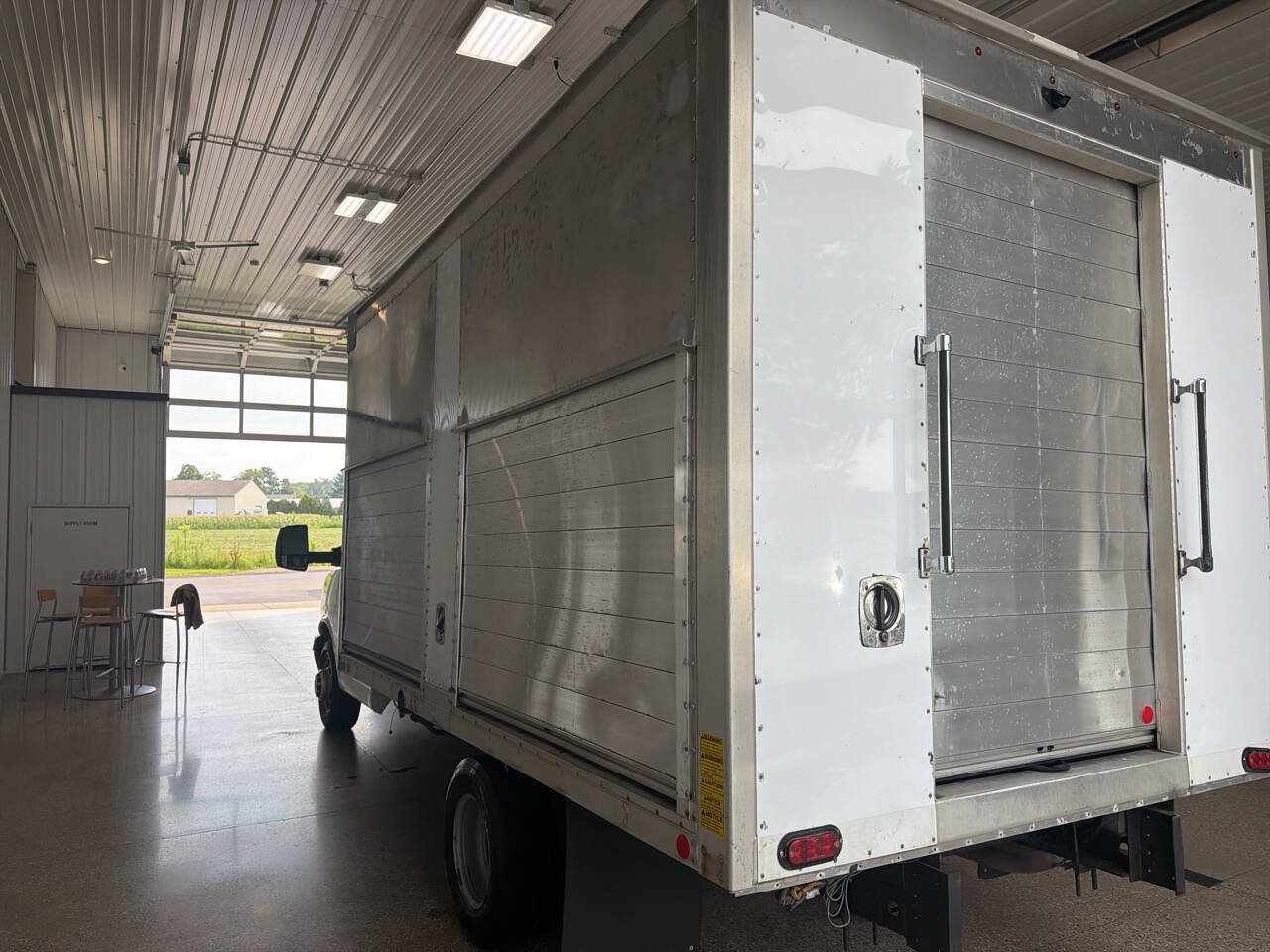 Used 2016 Chevrolet Express 4500 RWD image 4