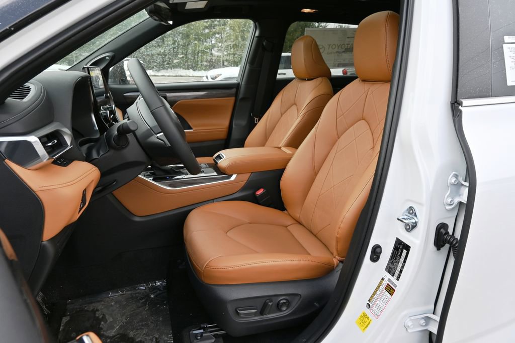 New 2026 Toyota Highlander Platinum image 12