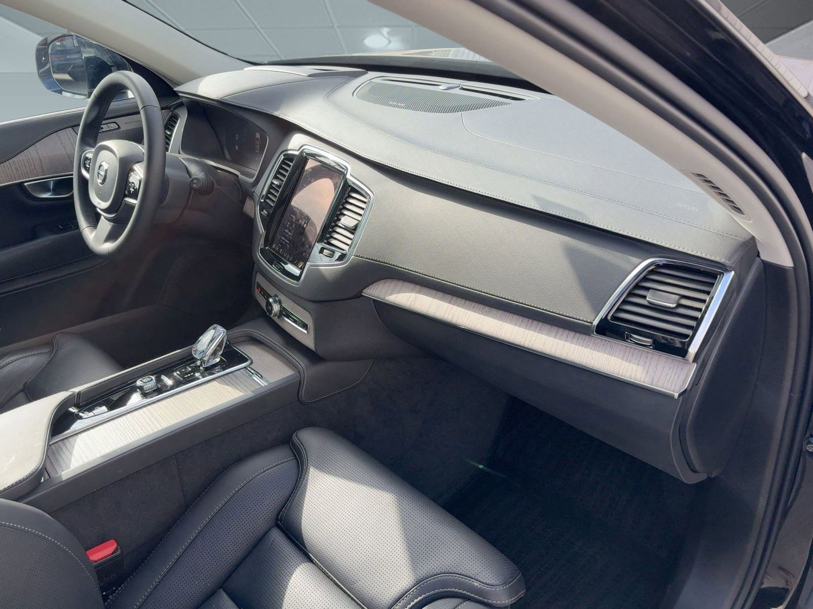 Certified 2024 Volvo XC90 T8 Ultimate w/ Protection Package Premier image 31