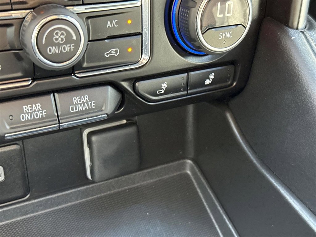 Used 2024 Chevrolet Suburban LT image 37