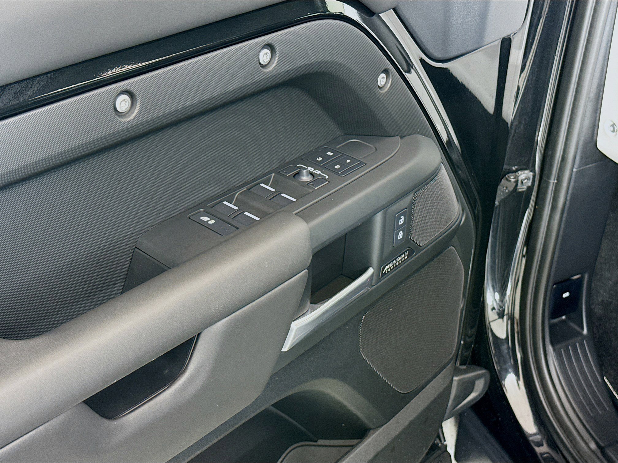 Used 2025 Land Rover Defender 110 X-Dynamic SE image 18