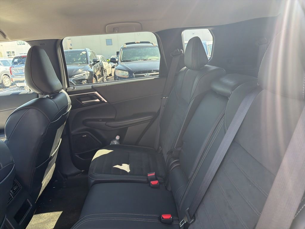 Used 2025 Mitsubishi Outlander SE FWD image 14