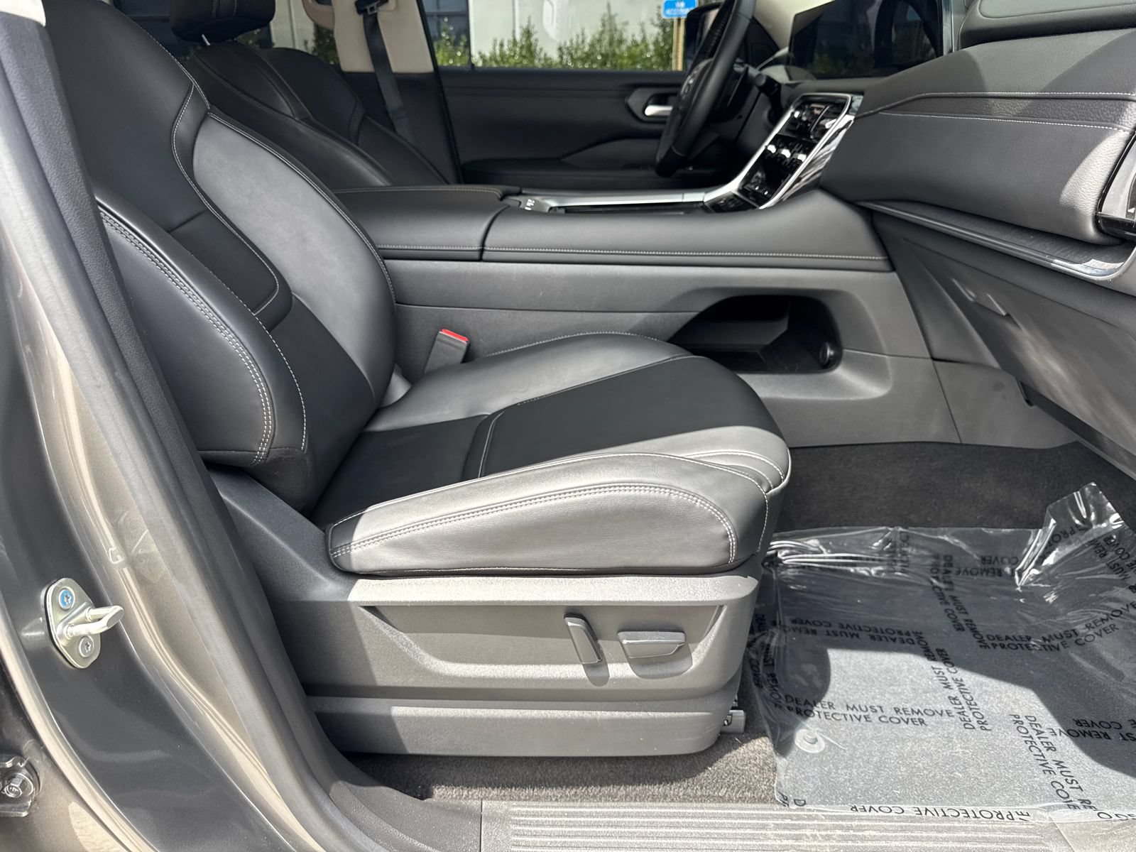 Used 2025 Nissan Armada SV RWD image 13