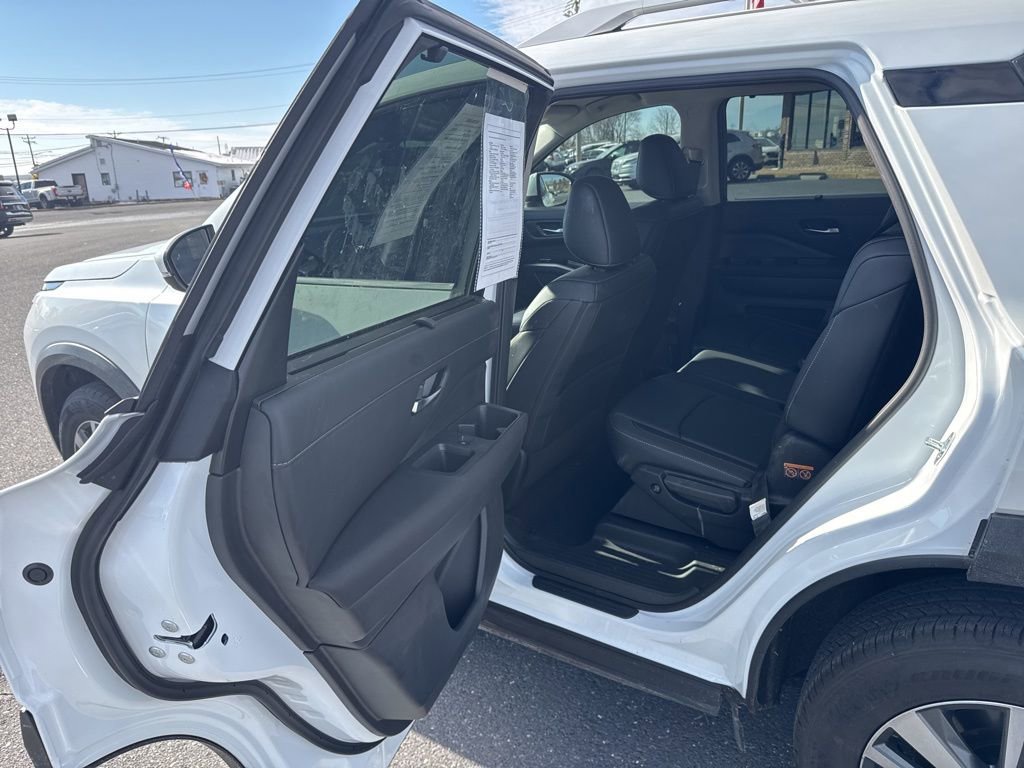Used 2025 Nissan Pathfinder SL w/ Cargo Package image 16