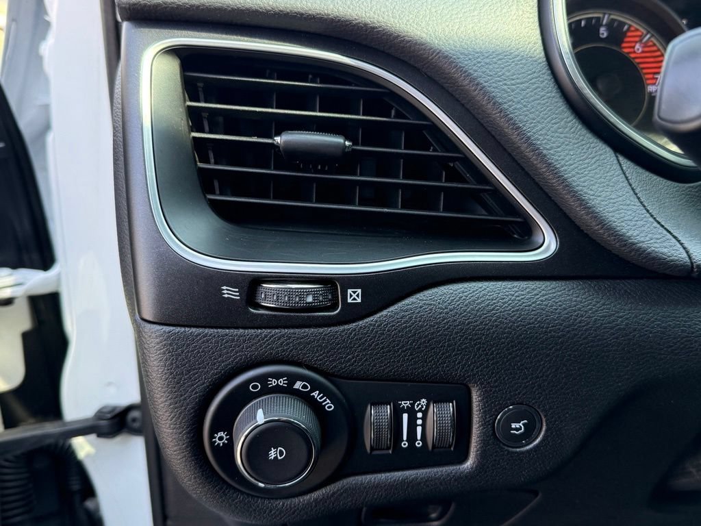 Used 2019 Jeep Cherokee Trailhawk w/ Comfort/Convenience Group AWD/4WD image 14