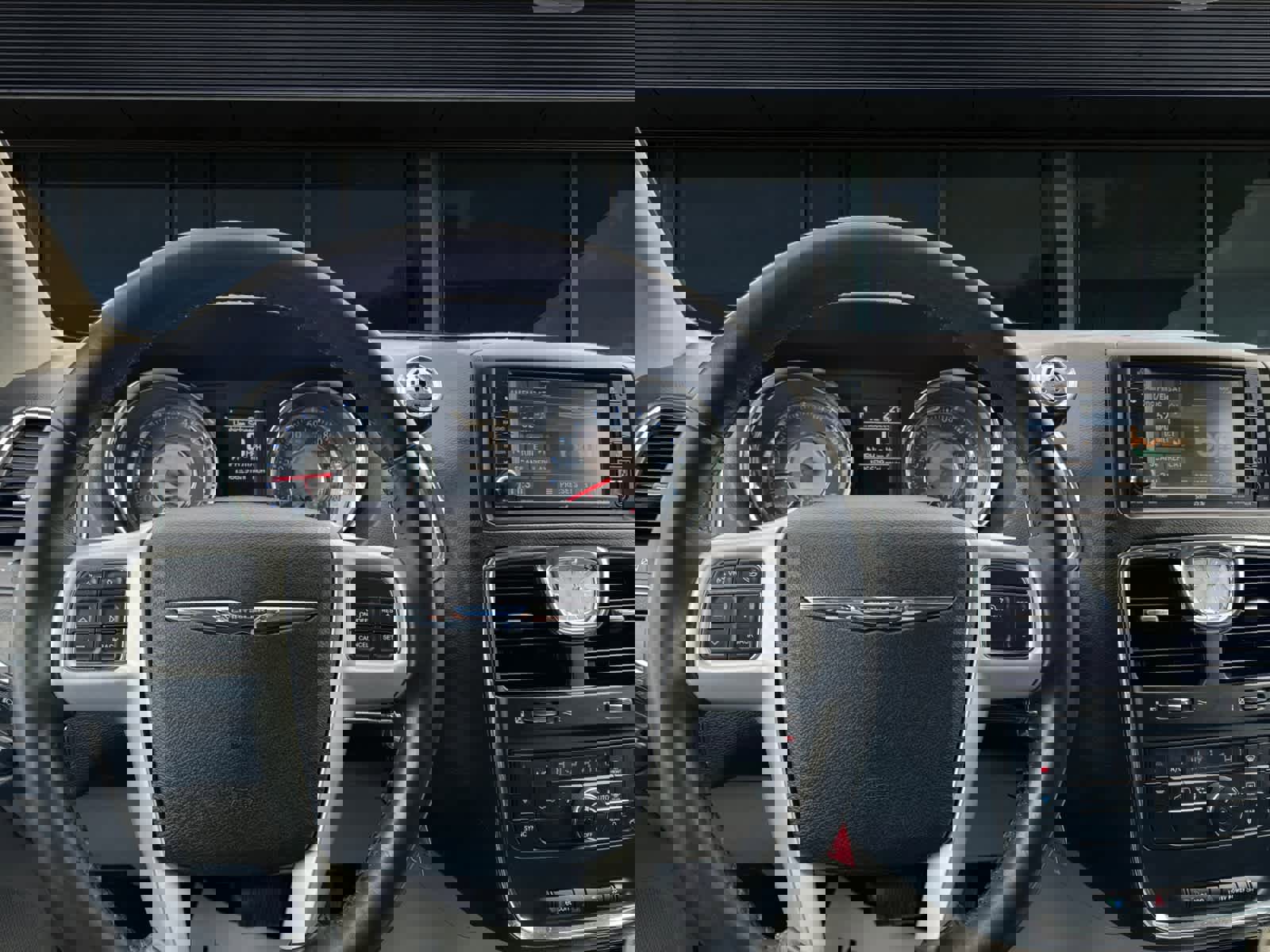 Used 2015 Chrysler Town & Country Touring-L image 3