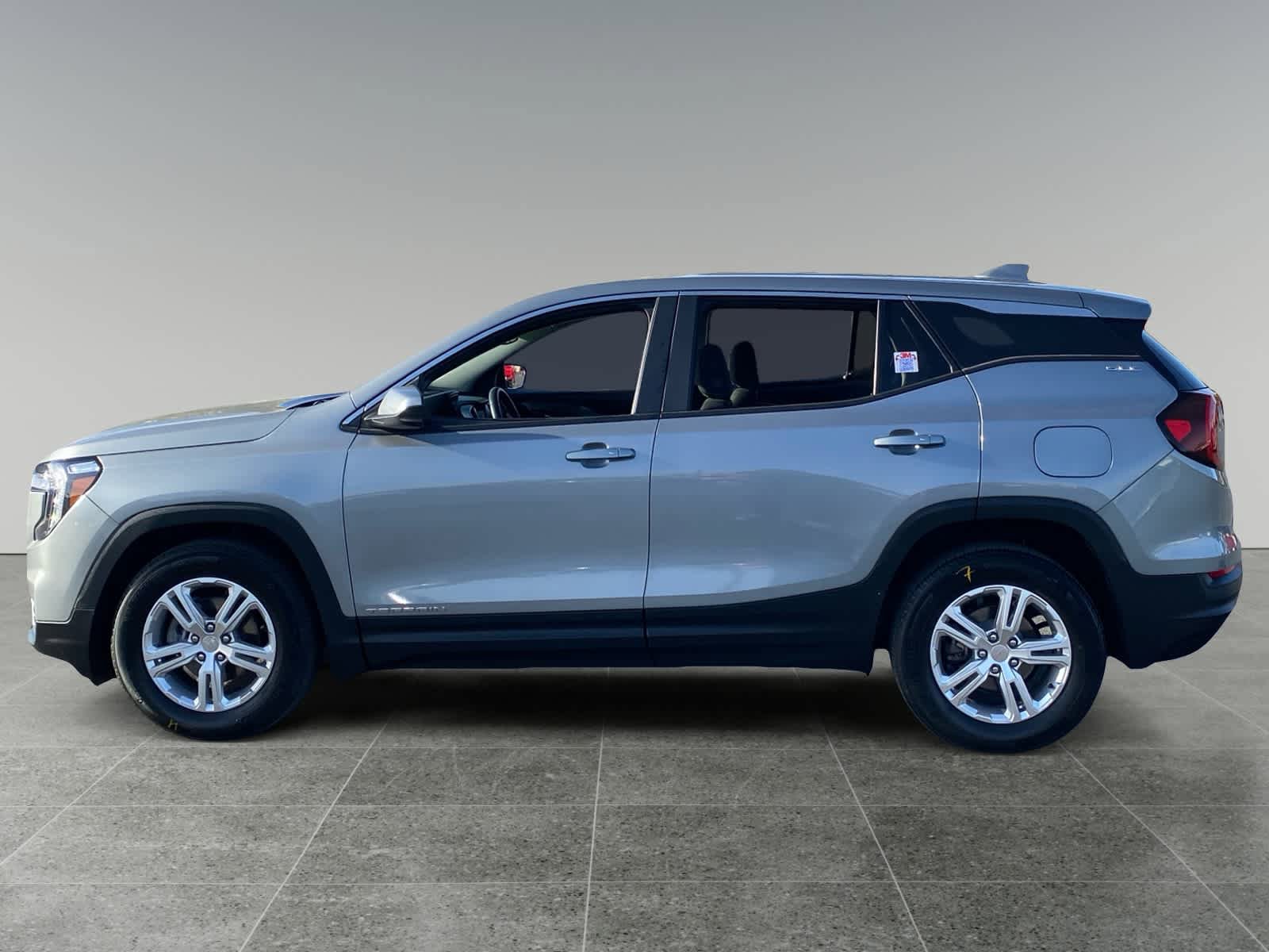 Used 2024 GMC Terrain SLE image 2