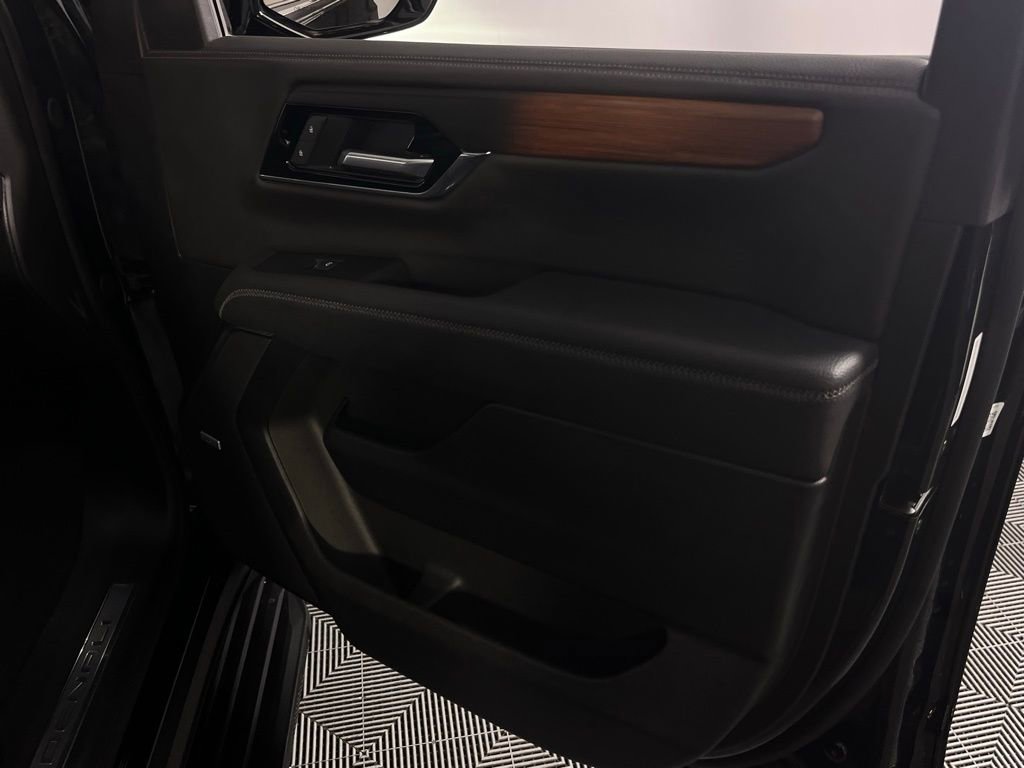 Used 2025 GMC Yukon Denali image 32