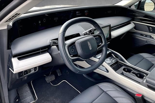 Used 2025 Lincoln Nautilus Premier AWD/4WD image 12