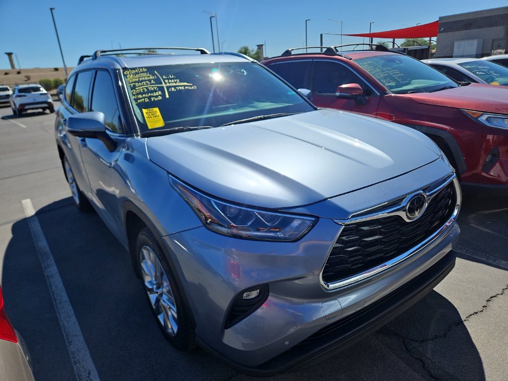 Used 2023 Toyota Highlander Limited FWD image 4