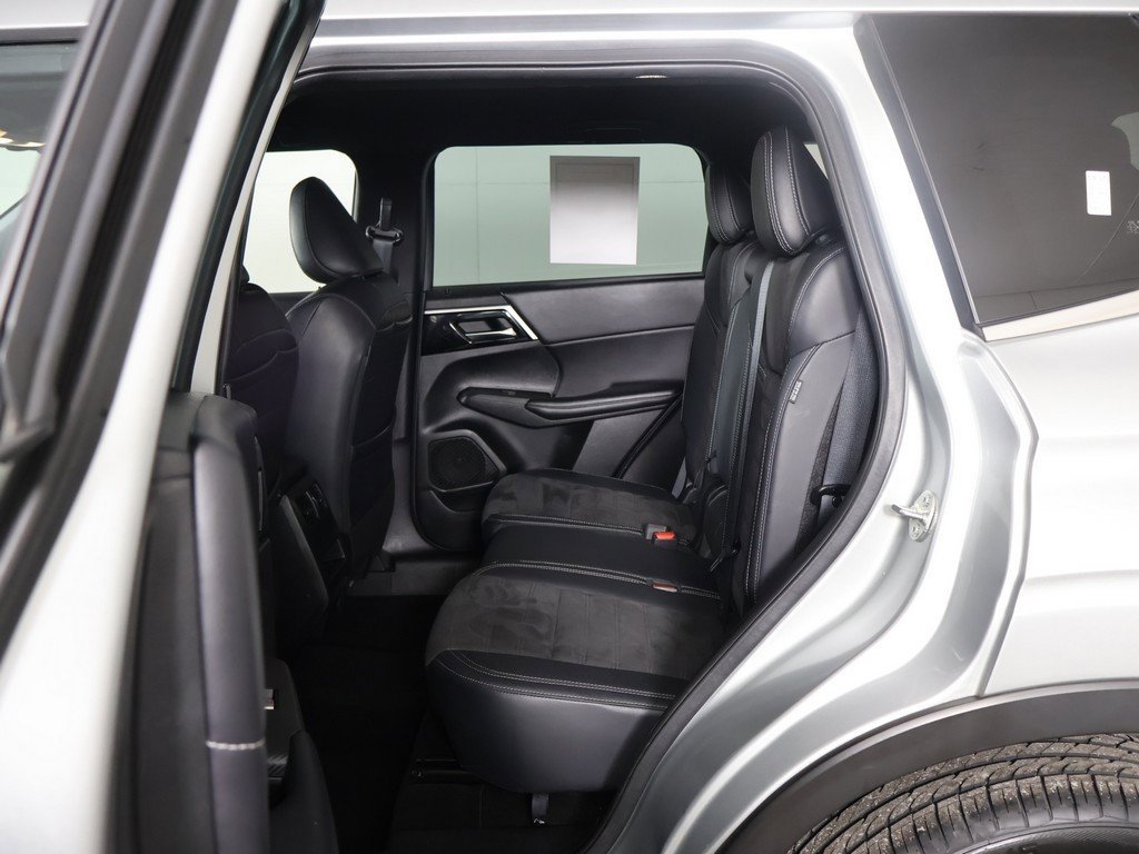 Used 2023 Mitsubishi Outlander SE image 33