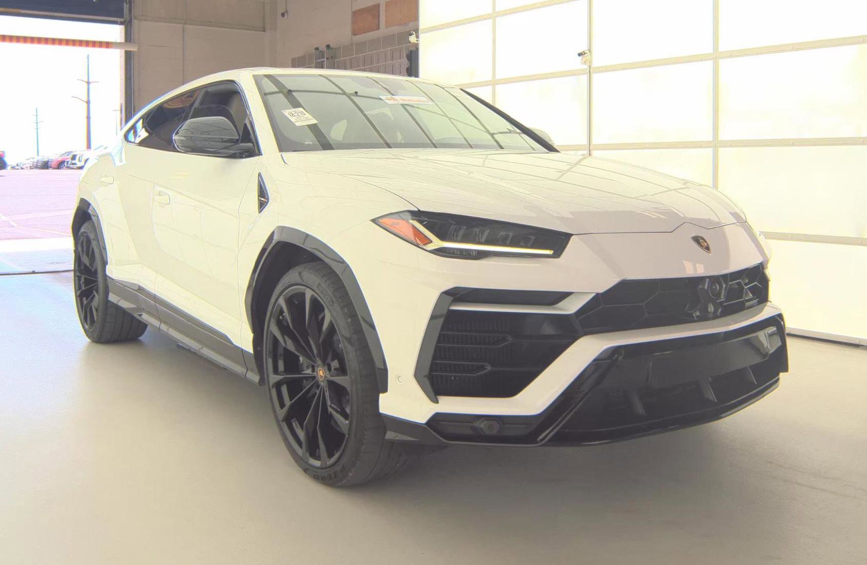 Used 2020 Lamborghini Urus AWD/4WD image 3