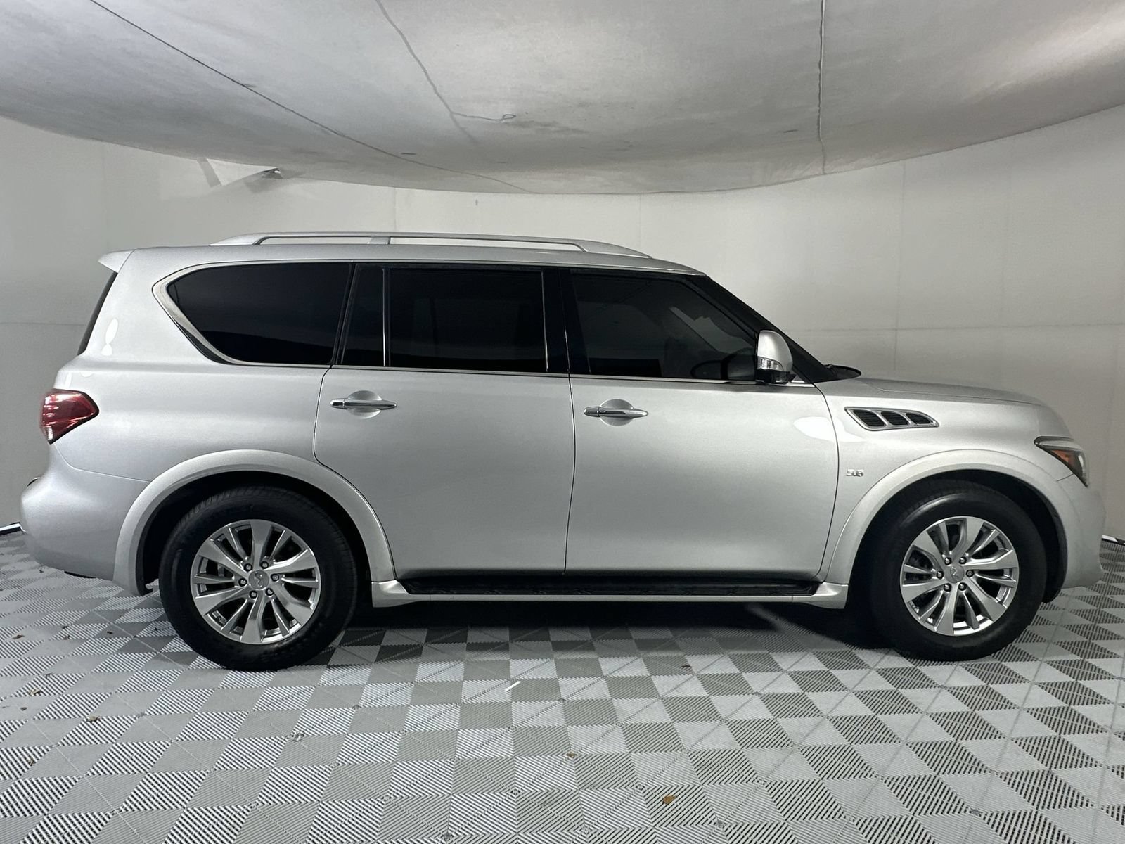 Used 2017 INFINITI QX80 4WD w/ Driver Assistance Package image 9