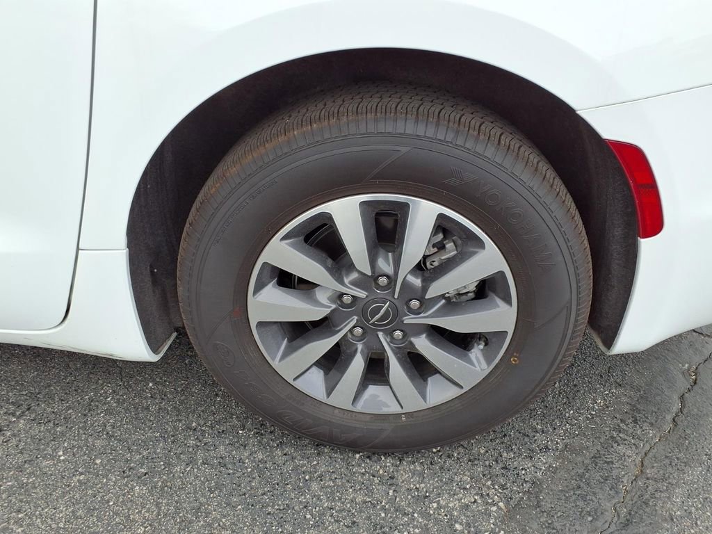 Used 2024 Chrysler Pacifica Select image 21