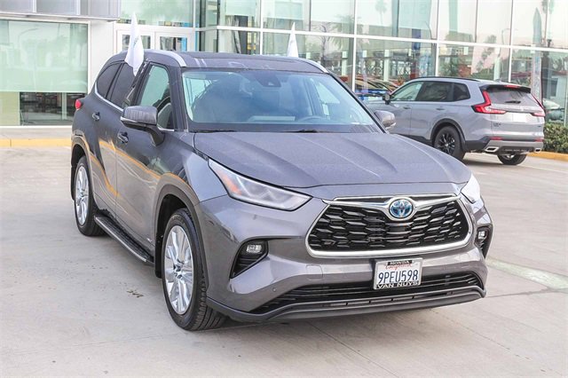 Used 2023 Toyota Highlander Limited image 3