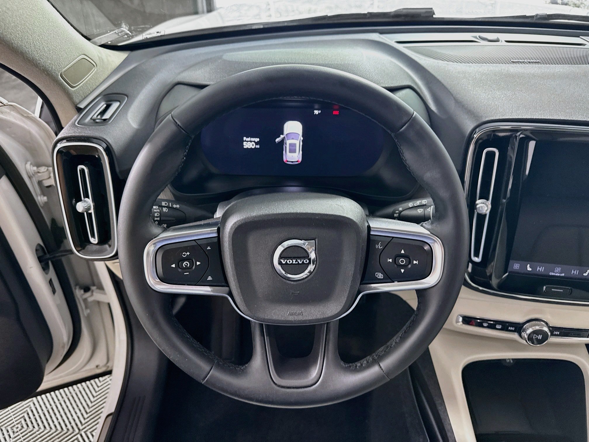 Used 2023 Volvo XC40 B5 Plus AWD/4WD image 16