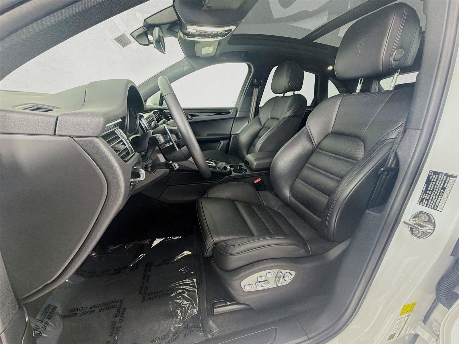 Certified 2025 Porsche Macan image 5