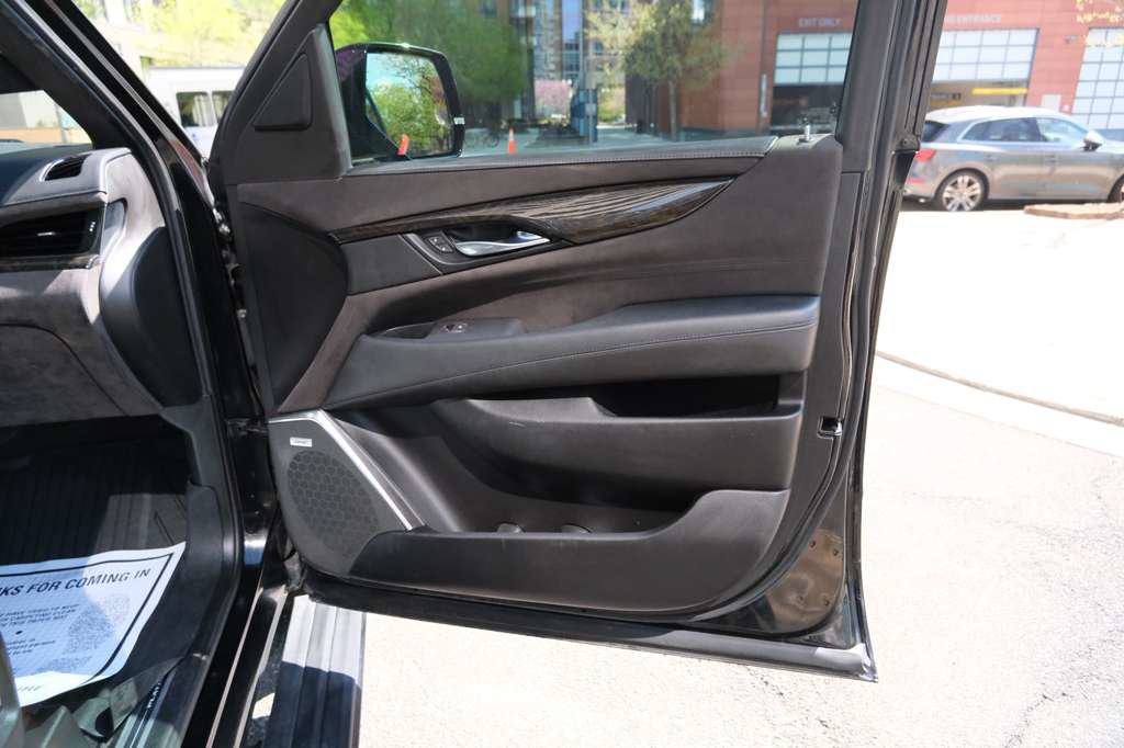 Used 2019 Cadillac Escalade ESV Platinum AWD/4WD image 36