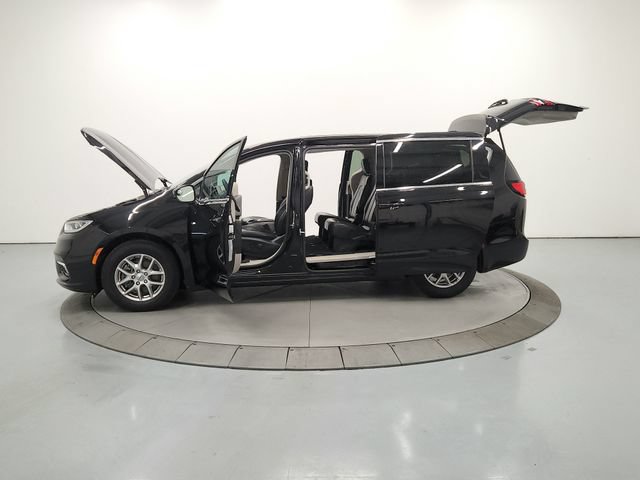 Used 2024 Chrysler Pacifica Touring-L FWD image 13