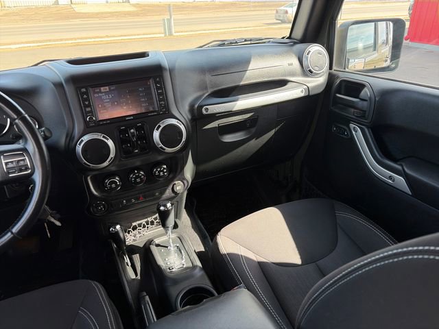 Used 2015 Jeep Wrangler Unlimited Sahara w/ Connectivity Group image 29