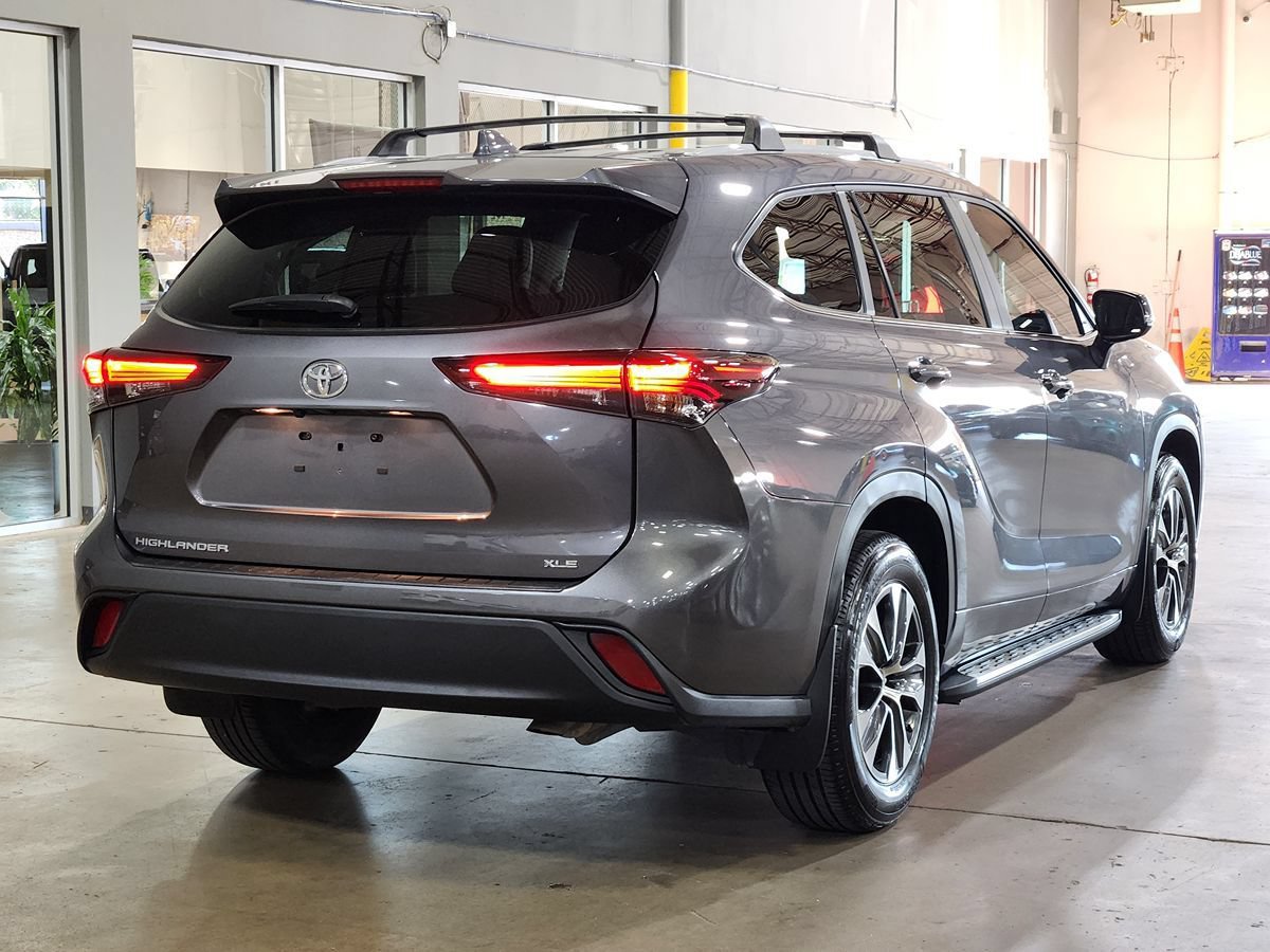 Used 2024 Toyota Highlander XLE FWD image 8