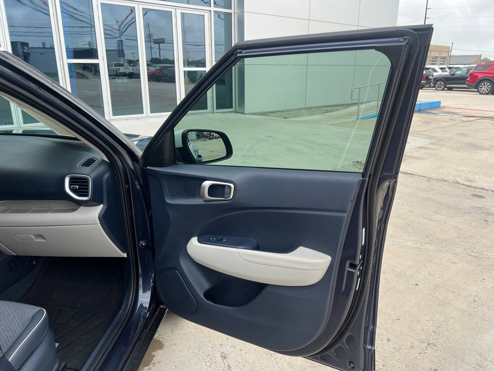 Used 2025 Hyundai Venue Limited FWD image 17