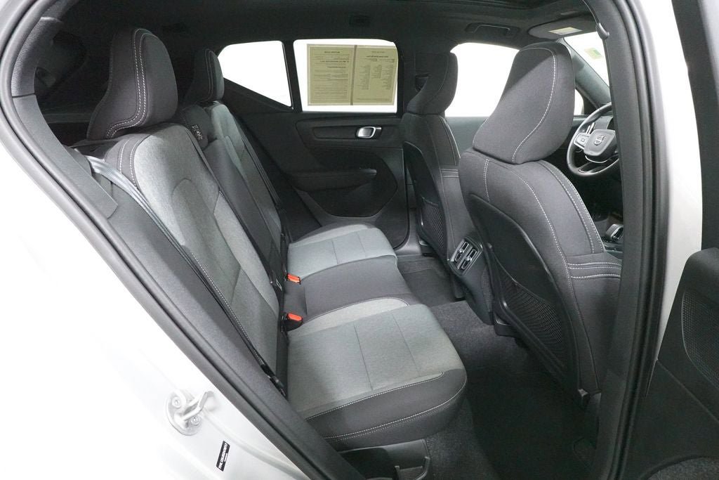 Used 2025 Volvo XC40 B5 Core AWD/4WD image 28