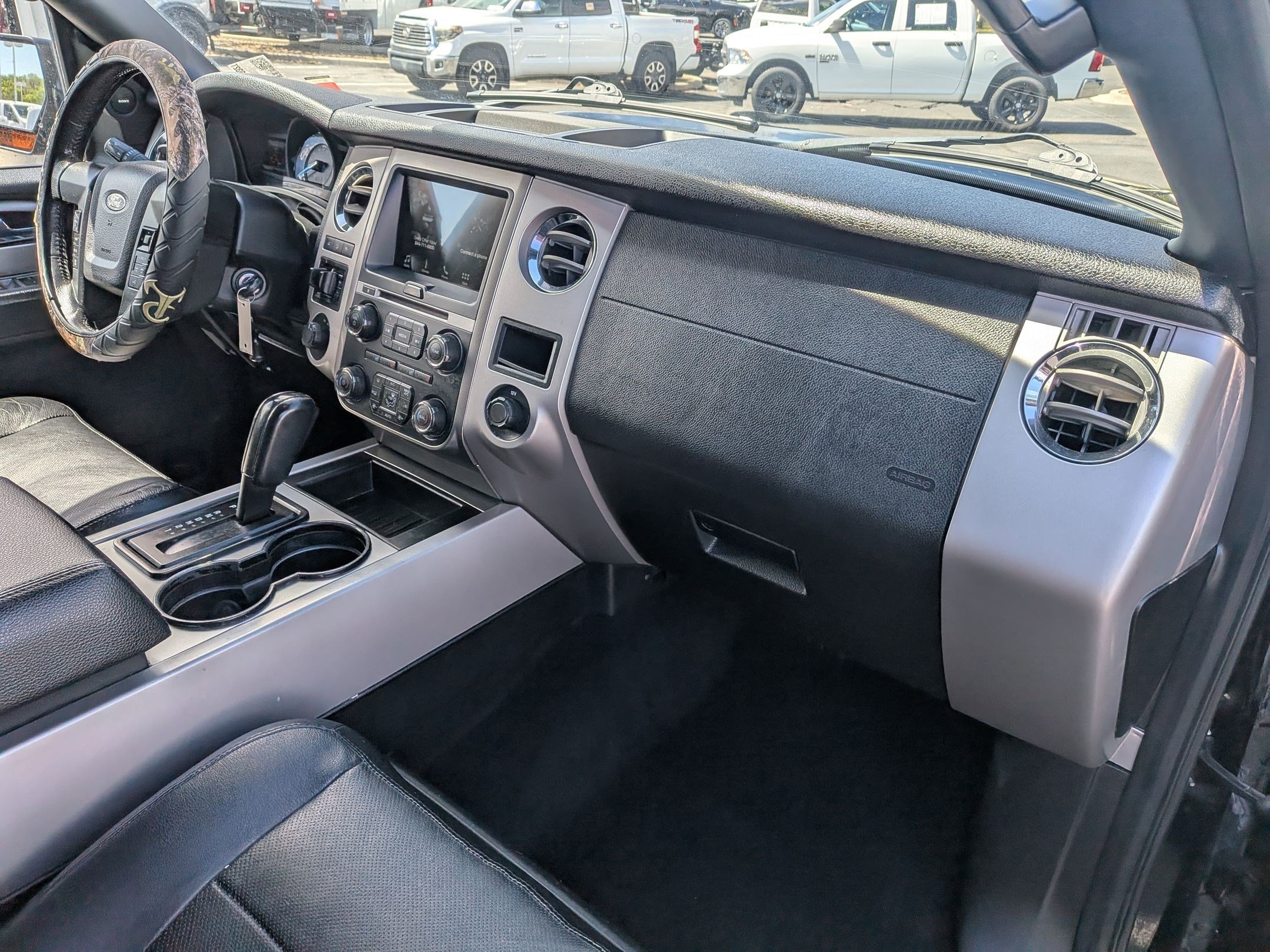 Used 2017 Ford Expedition XLT w/ Equipment Group 201A AWD/4WD image 31