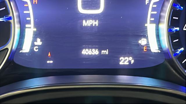 Used 2025 Chrysler Pacifica Limited image 10