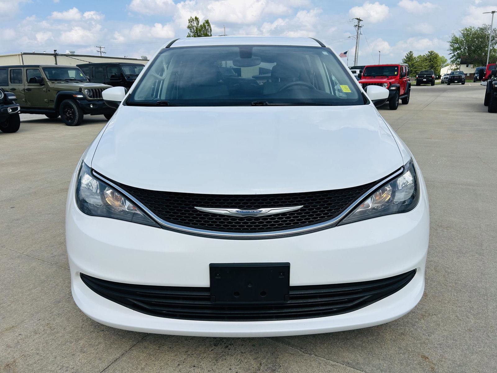 Used 2017 Chrysler Pacifica Touring w/ Tire & Wheel Group image 30